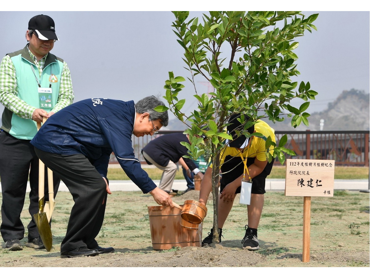 行政院長陳建仁12日陪同蔡英文總統出席森活圈總統植樹活動，種下台灣原生種珊瑚樹樹苗並澆水 (行政院提供)