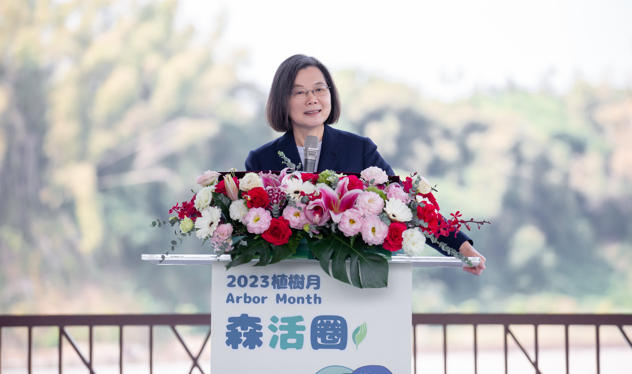 蔡英文總統12日上午前往南投縣鳥嘴潭人工湖，出席「森活圈植樹節活動」。 (圖:總統府)