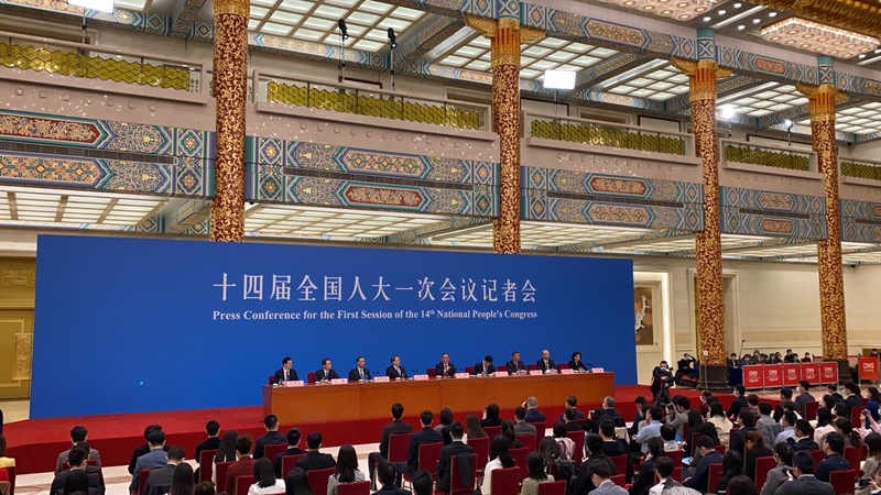 新任中國國務院總理李克強在13日全國人大會議閉幕後的總理記者會上，率其他4名副總理丁薛祥、何立峰、張國清、劉國中亮相於中外媒體前。(圖：中央社)