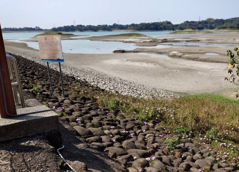 水利署指出，近期全台雖陸續降下春雨，但無奈雨勢多集中在中部以北，對於南部水情助益相當有限。圖為仁義潭水庫周邊見底。(圖：中央社)