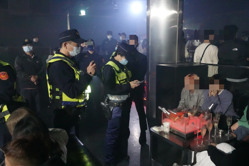 警政署表示，已實施二階段系統性掃黑工作，針對幫派公開活動與相關衍生犯罪，實施同步擴大臨檢、掃黑、打詐、緝毒及肅槍行動專案。(圖：中央社)