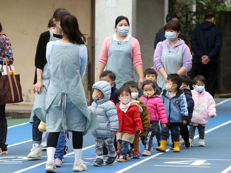 新北市政府社會局24日晚間表示，已自去年3月6日起隨校園室內口罩令同時解除托嬰中心口罩令。(圖：中央社)