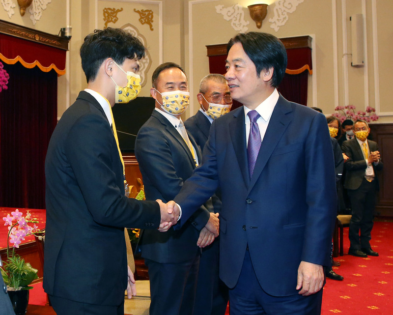 副總統賴清德（前右）13日在總統府接見「第29屆全國大專院校傑出服務性社團暨社團領袖傑青獎」得獎代表及指導老師，並逐一握手致意。 (圖：中央社)