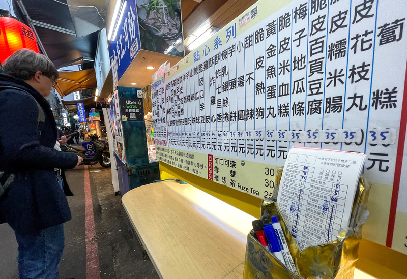 第1季全體受僱員工經常性薪資平均為新台幣4萬5,286元，年增2.41%，但考量物價因素後，第1季實質經常性薪資年減0.19%。(圖：中央社)