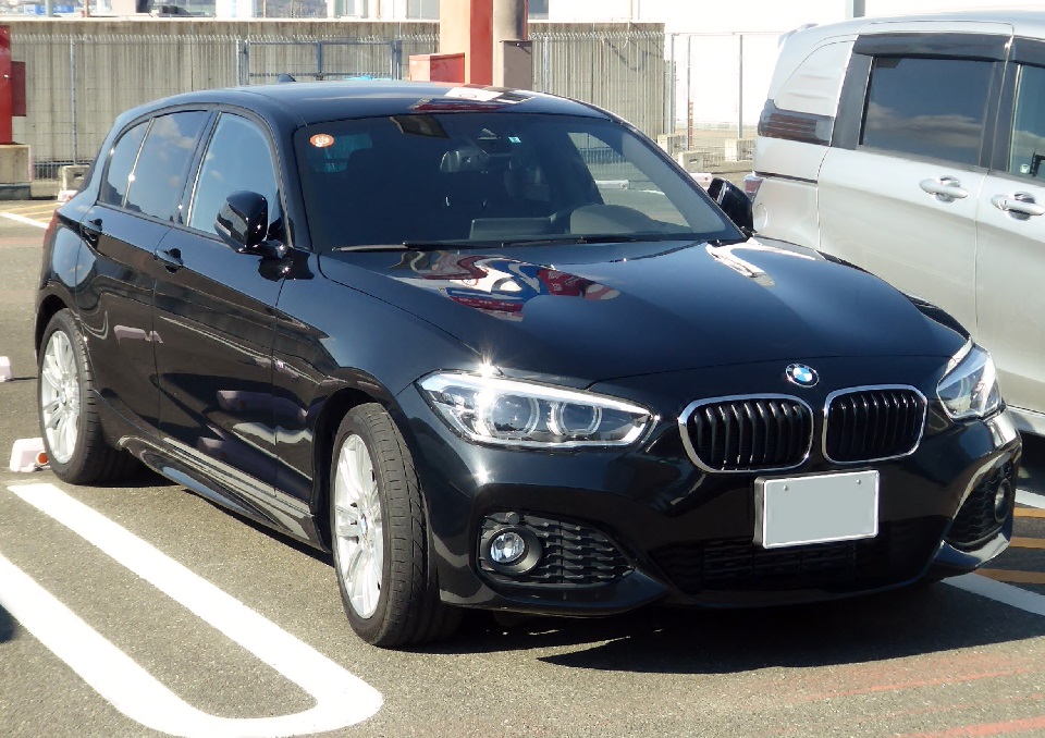 中國汽車近期大打價格戰，BMW 120iM Sport新車以人民幣12.9萬(新台幣57.4萬元)元低價促銷，折價幅度高達38.2%。(圖：維基百科)