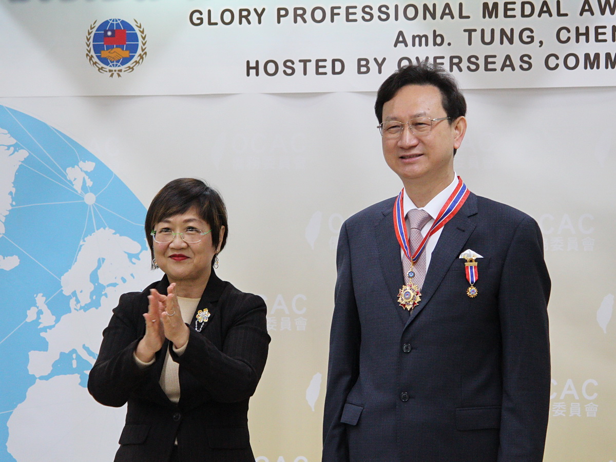僑委會委員長徐佳青(左)13日頒贈前委員長童振源(右)行政院一等功績獎章、華光僑務專業獎章 (央廣記者王照坤 攝)
