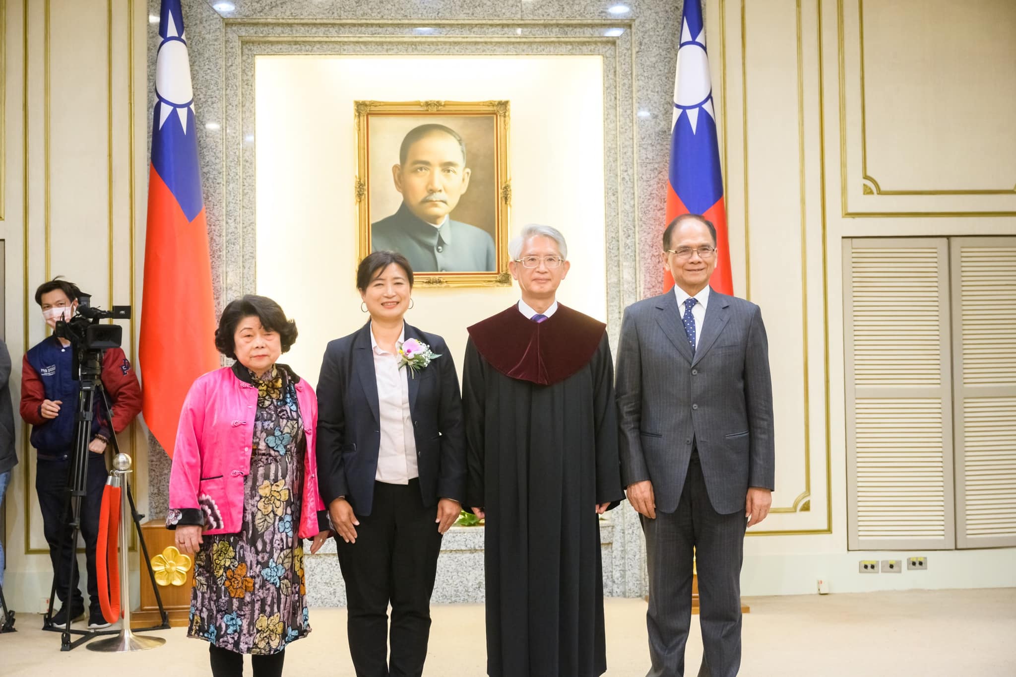 南投縣第二選區立委補選當選人蔡培慧，13日在大法官謝明洋的監誓下，宣誓就職，立法院長游錫堃也到場祝賀。(立法院提供)