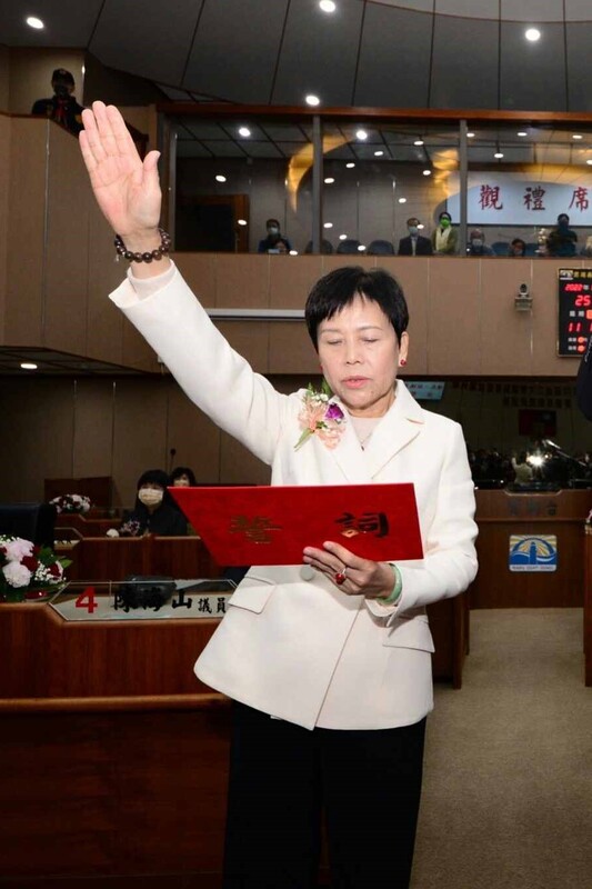 澎湖縣議長劉陳昭玲坦承收賄，宣布辭去議長職務，圖為去年底當選議長宣誓之照片。 (圖:中央社)
