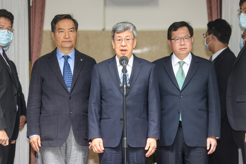 行政院長陳建仁(中)14日表示，經濟部及台電已對電力供應做很好的安排，供電無虞。(圖：中央社)