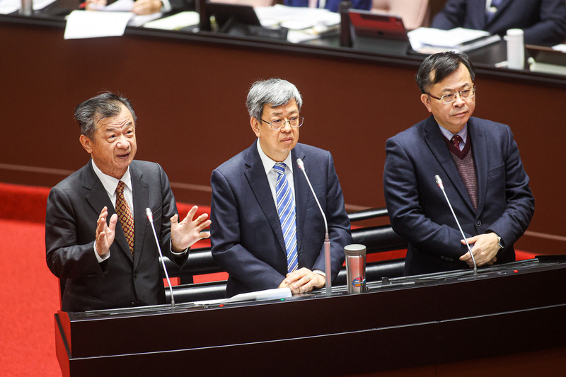 立法院會14日持續進行施政總質詢，行政院長陳建仁(中)率國家通訊傳播委員會(NCC)主委陳耀祥(右)、陸委會主委邱太三(左)等部會首長列席備詢。 (圖：中央社)