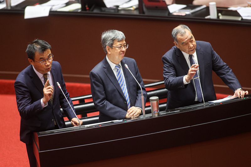 立法院會14日持續進行施政總質詢，行政院長陳建仁（中）率國防部長邱國正（右）、農委會主委陳吉仲（左）等部會首長列席備詢。中央社記者鄭清元攝  112年3月14日 (圖：中央社)