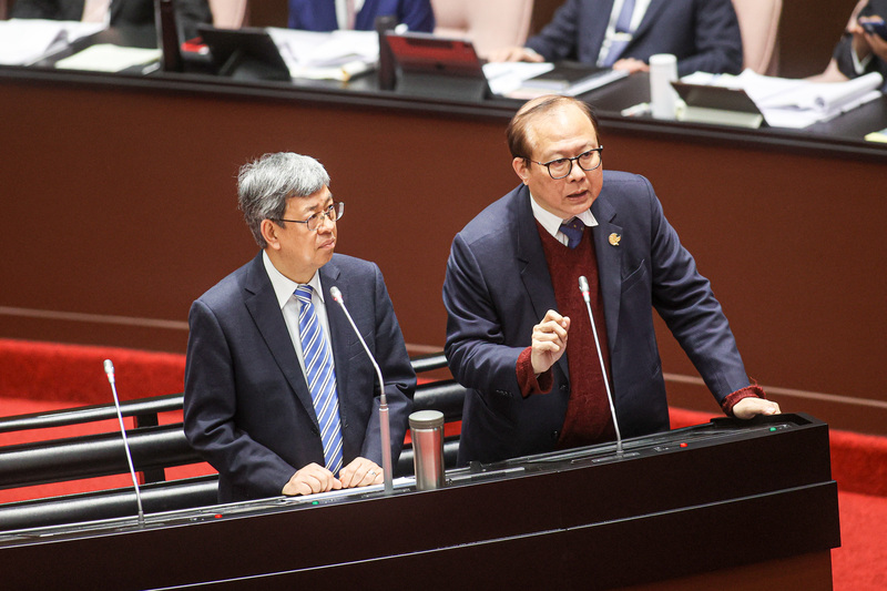 立法院會14日持續進行施政總質詢，行政院長陳建仁（左）與行政院人事行政總處人事長蘇俊榮（右）一同列席備詢。中央社記者鄭清元攝  112年3月14日 (圖：中央社)