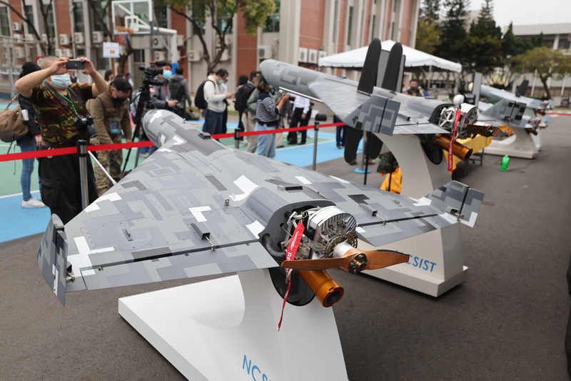 圖為中科院展出的攻擊型無人機，機身後方為中科院研發的轉子引擎與起飛助推器。(圖：中央社)