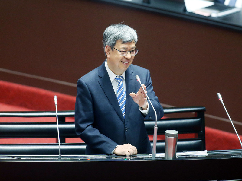 立法院會14日繼續進行施政總質詢，立委關心行政院長陳建仁是否會領表登記參加民進黨總統初選。陳建仁（圖）答詢表示，他擔任行政院長就是要為2300萬人服務，做公僕中的公僕，「我會把我工作做好，我不會去登記」。中央社記者郭日曉攝  112年3月14日 (圖：中央社)