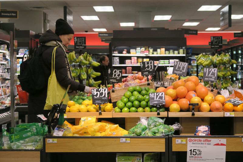 美國公布1月消費者物價指數(CPI)年增率雖較上月略降，但仍達3.1%，不如市場預期。圖為紐約民眾在曼哈頓一間超市購物。(資料照/圖：中央社)