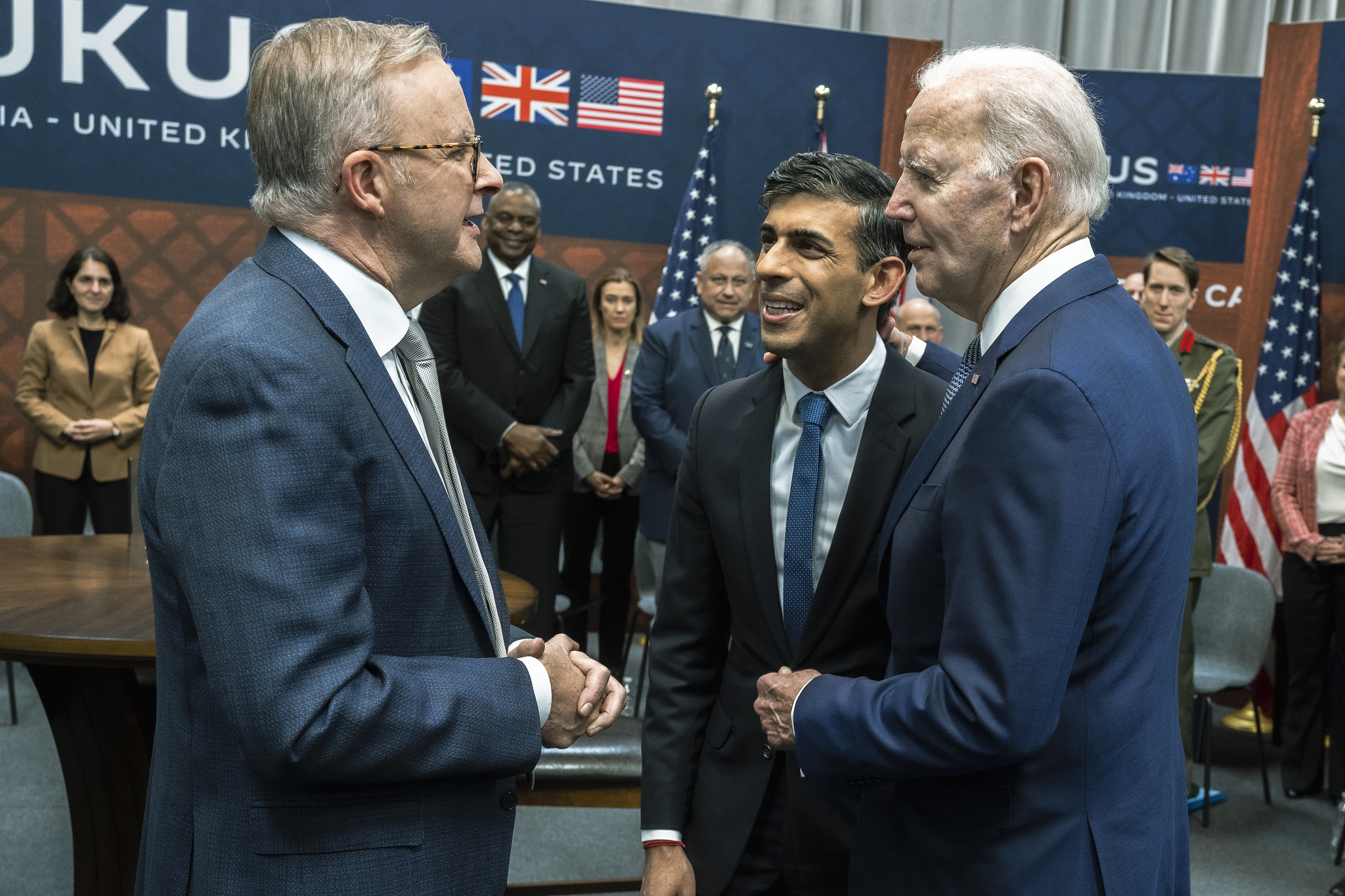 美國總統拜登（Joe Biden）、澳洲總理艾班尼斯（Anthony Albanese）和英國首相蘇納克（Rishi Sunak）13日在加州聖地牙哥會談。 (圖:美國防部)