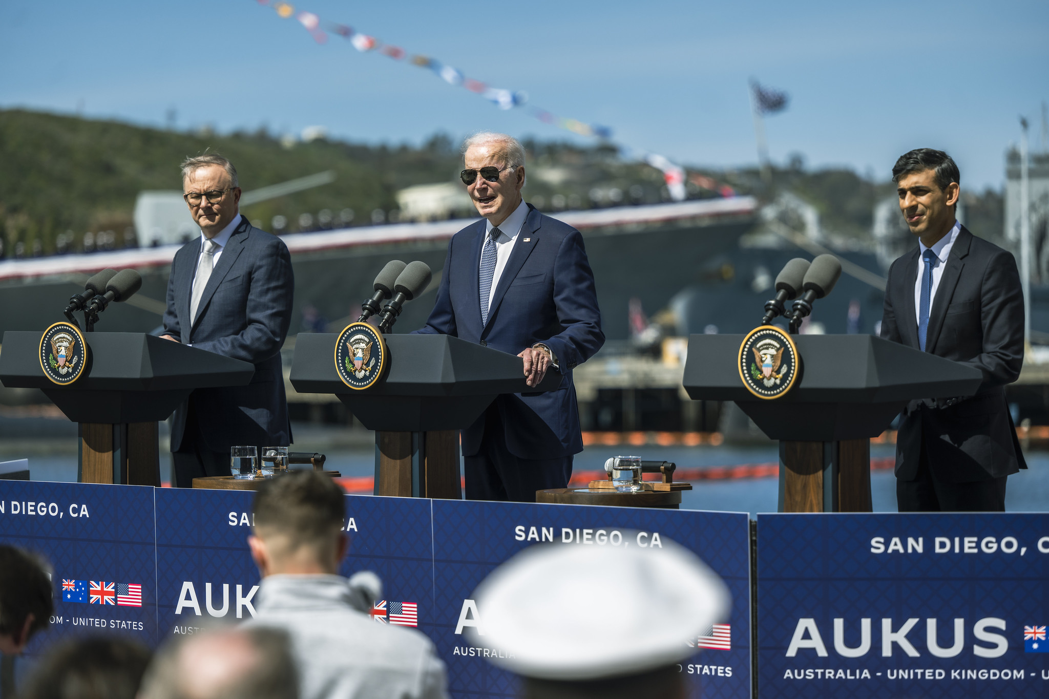 美國總統拜登（Joe Biden）、澳洲總理艾班尼斯（Anthony Albanese）和英國首相蘇納克（Rishi Sunak）13日在加州聖地牙哥（San Diego）的美國海軍基地會談。 (圖:美國防部)