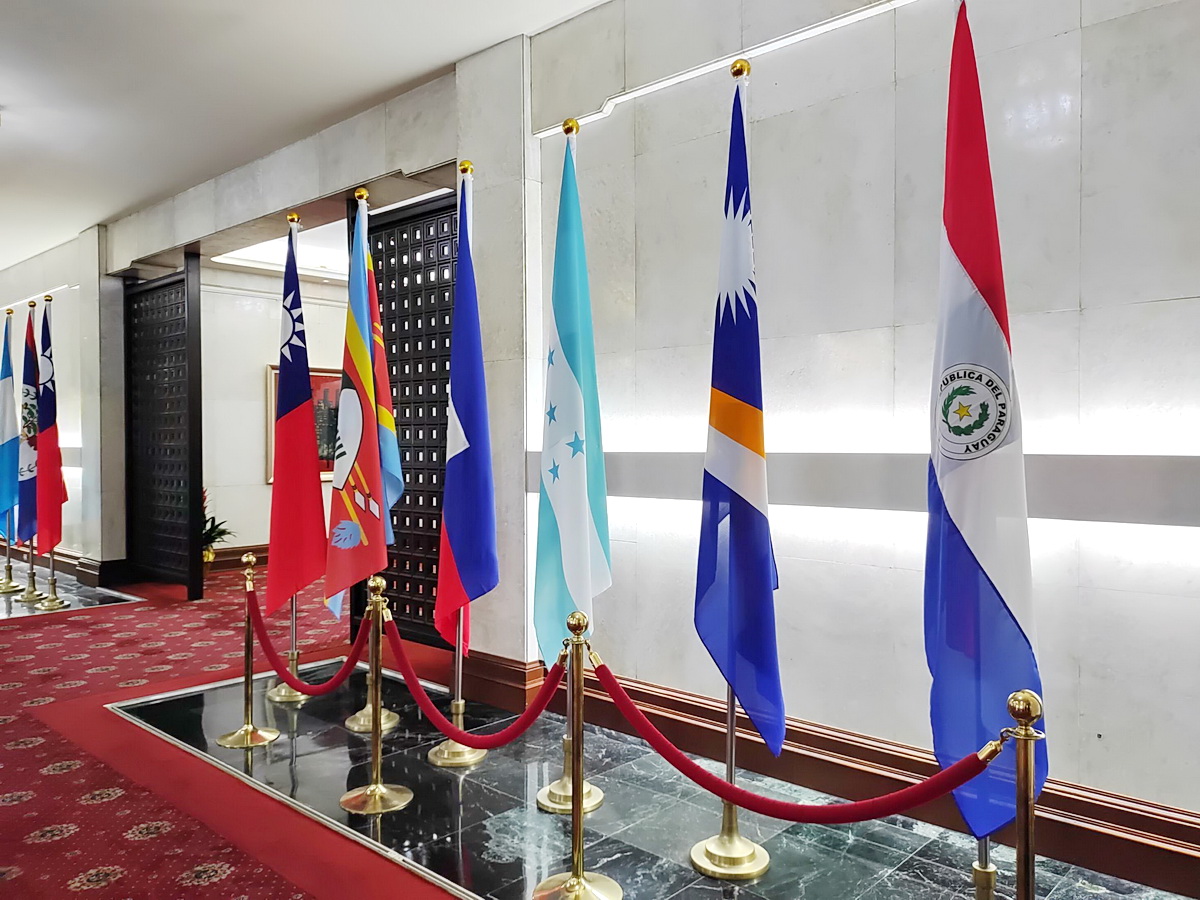 外交部提醒提醒宏國謹慎審酌，切勿落入中國圈套，做出傷害台宏多年情誼的錯誤決定。圖為宏都拉斯國旗(中，藍色五角星)15日在外交部大廳 (央廣記者王照坤 攝)