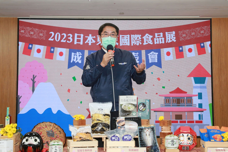 台南市長黃偉哲日前率團參加2023日本東京食品展，他表示，第一櫃啟運日本只是開始，接下來陸續還有8櫃的訂單。(資料照/台南市政府提供)