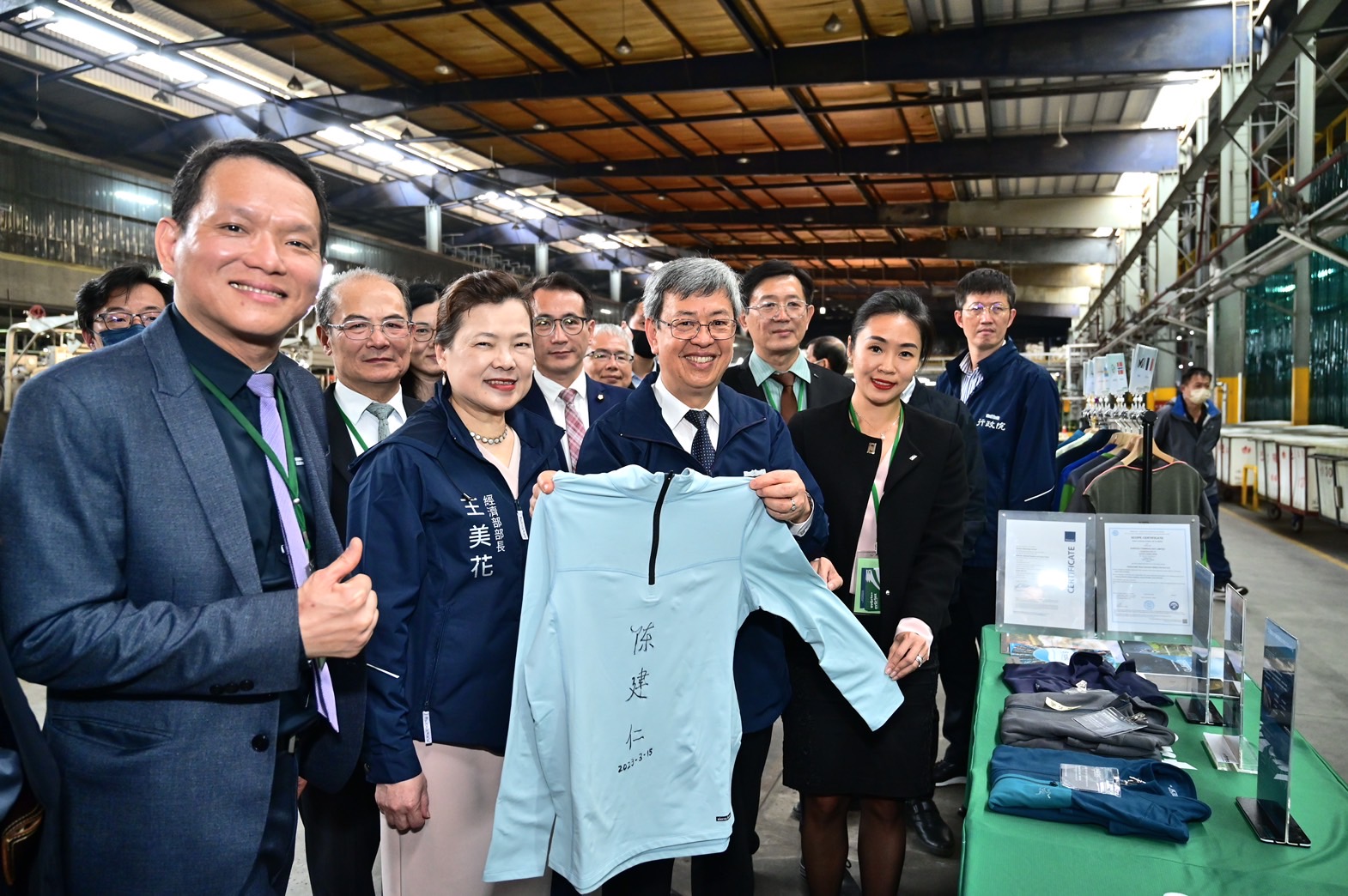 行政院長陳建仁參訪以生產機能布料知名的大統新創公司。(行政院提供)