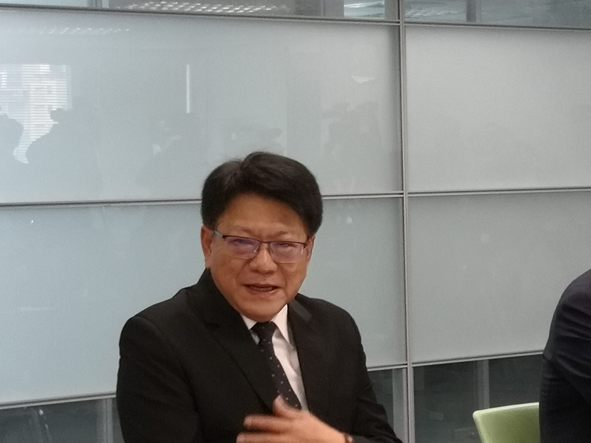 民進黨總統參選人賴清德競選總幹事潘孟安發出三點聲明，駁斥國民黨立委王鴻薇對其論文涉抄襲的指控。(劉玉秋攝)