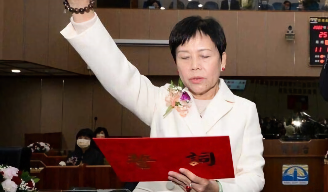 澎湖縣國民黨籍縣議長劉陳昭玲涉貪案，澎湖地方法院14日晚間裁定羈押禁見。圖為劉陳昭玲2022年底當選議長宣誓照。(資料照/圖：中央社)