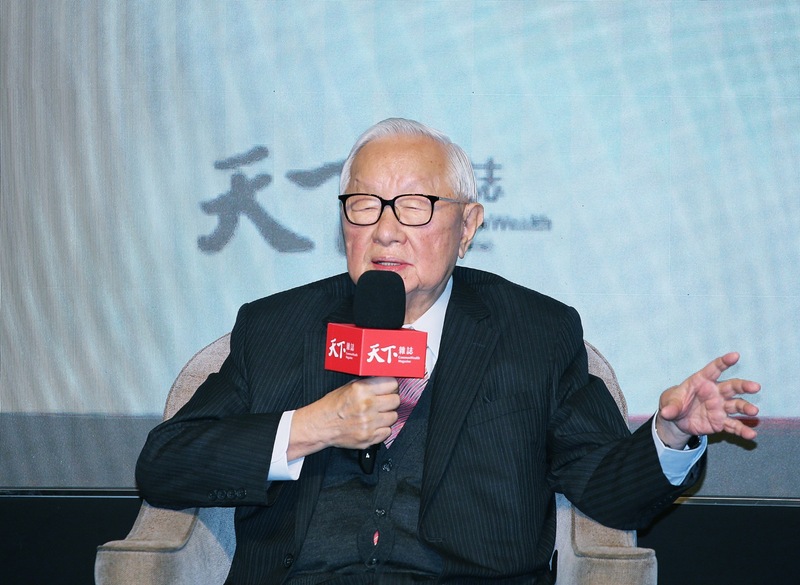 天下雜誌16日主辦「張忠謀X克里斯．米勒 半導體世紀對談」，台積電創辦人張忠謀（圖）表示，儘管中國政府野心勃勃，大力發展半導體產業，但他認為中國技術起碼落後台灣5、6年。 (圖：中央社)
