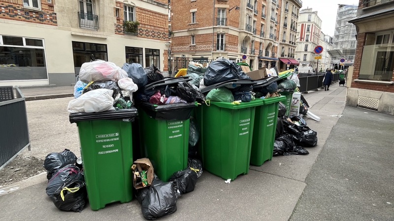 反對法國總統馬克宏的退休改革法案，巴黎市垃圾清潔隊誓言要持續罷工直到3月27日。(資料照片/中央社)