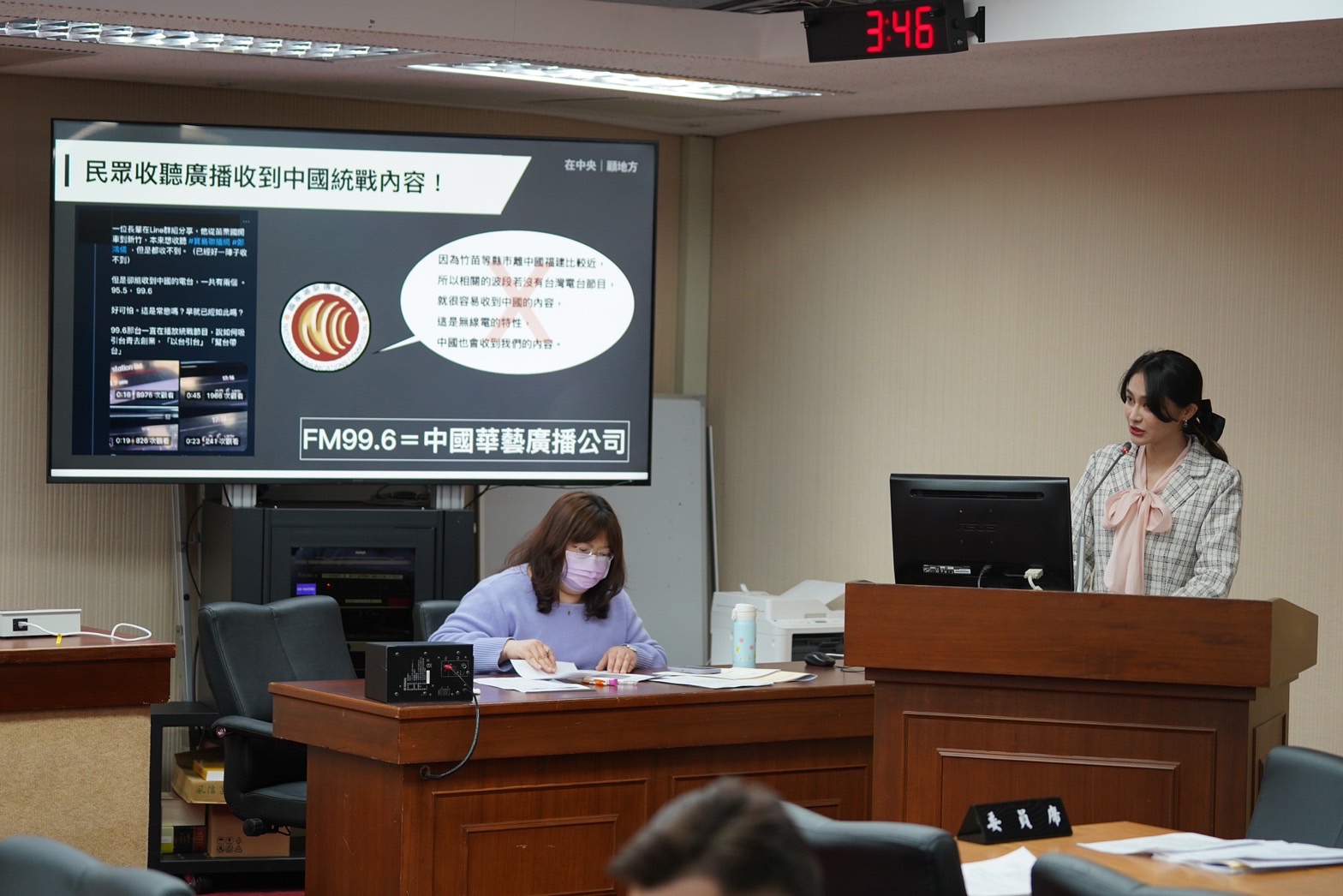 立委賴品妤本週在立院質詢時提到中國統戰廣播滲透台灣的情況。(立委賴品妤國會辦公室提供)
