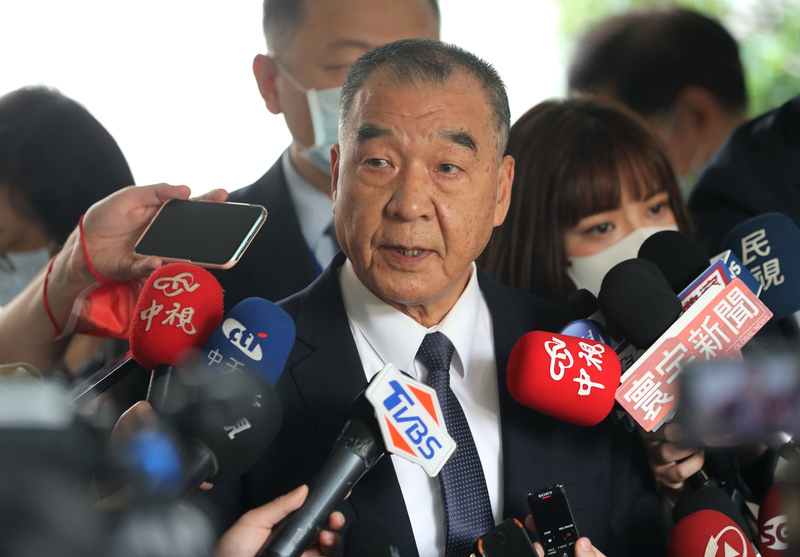 國防部長邱國正（中）在立法院受訪。(資料照片/中央社)