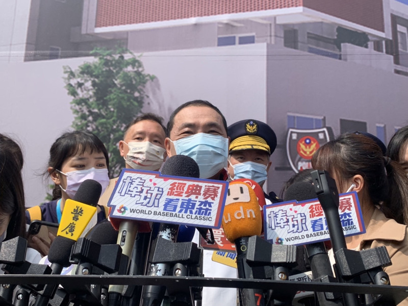 國民黨立委傅崐萁17日呼籲新北市長侯友宜（中）表態選總統。侯友宜出席活動時受訪回應，「我該說的話都會說，該做的事我都會做」；至於選策會相關爭議，國民黨主席朱立倫有智慧、能力處理。 (圖：中央社)