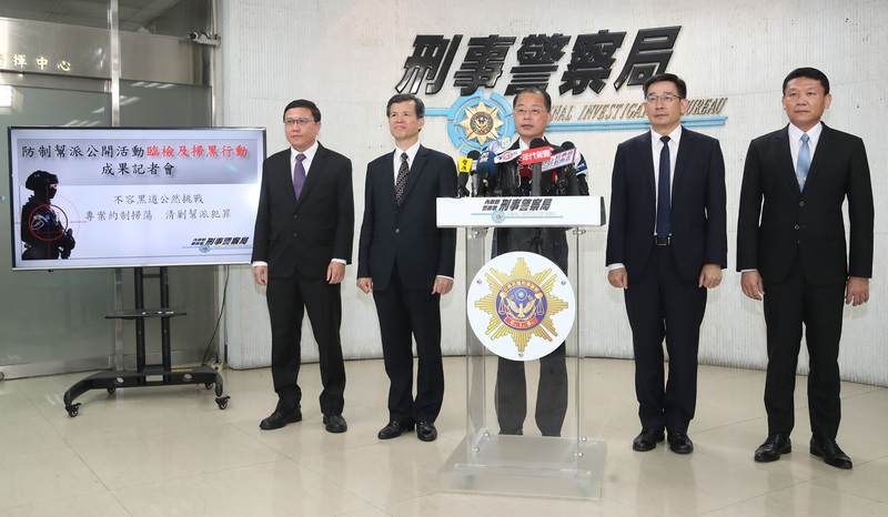 警政署刑事局17日在台北舉行「防治幫派公開活動臨檢及掃黑行動」成果記者會，警政署長黃明昭（中）率刑事局局長李西河（左2）、副局長陳明君（左）、邱紹洲（右2）與主任祕書蔡燕明（右）等人說明案情。(圖：中央社)