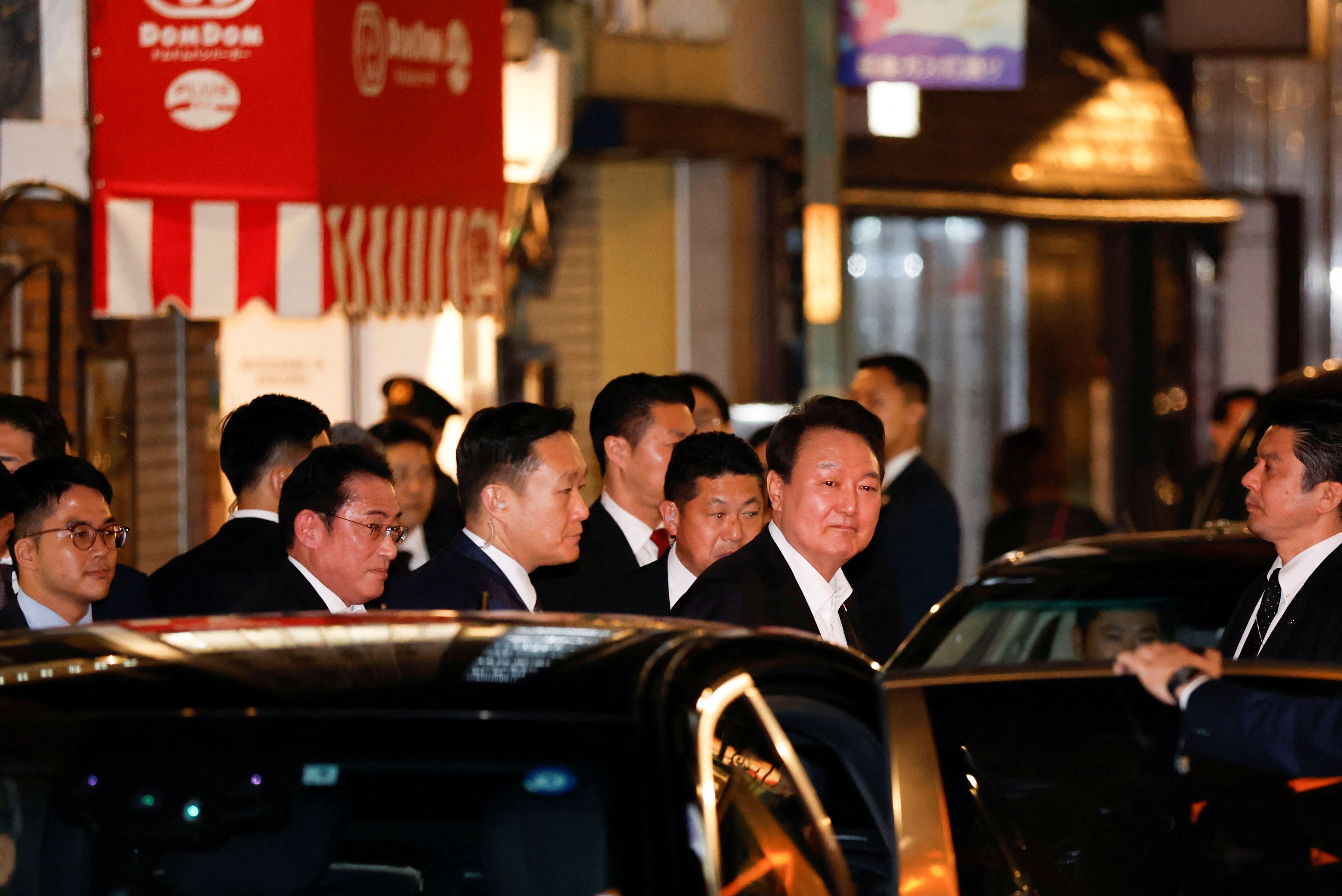 日本首相岸田文雄和韓國總統尹錫悅16日離開銀座的日式西餐廳「煉瓦亭」。(路透社/達志影像)