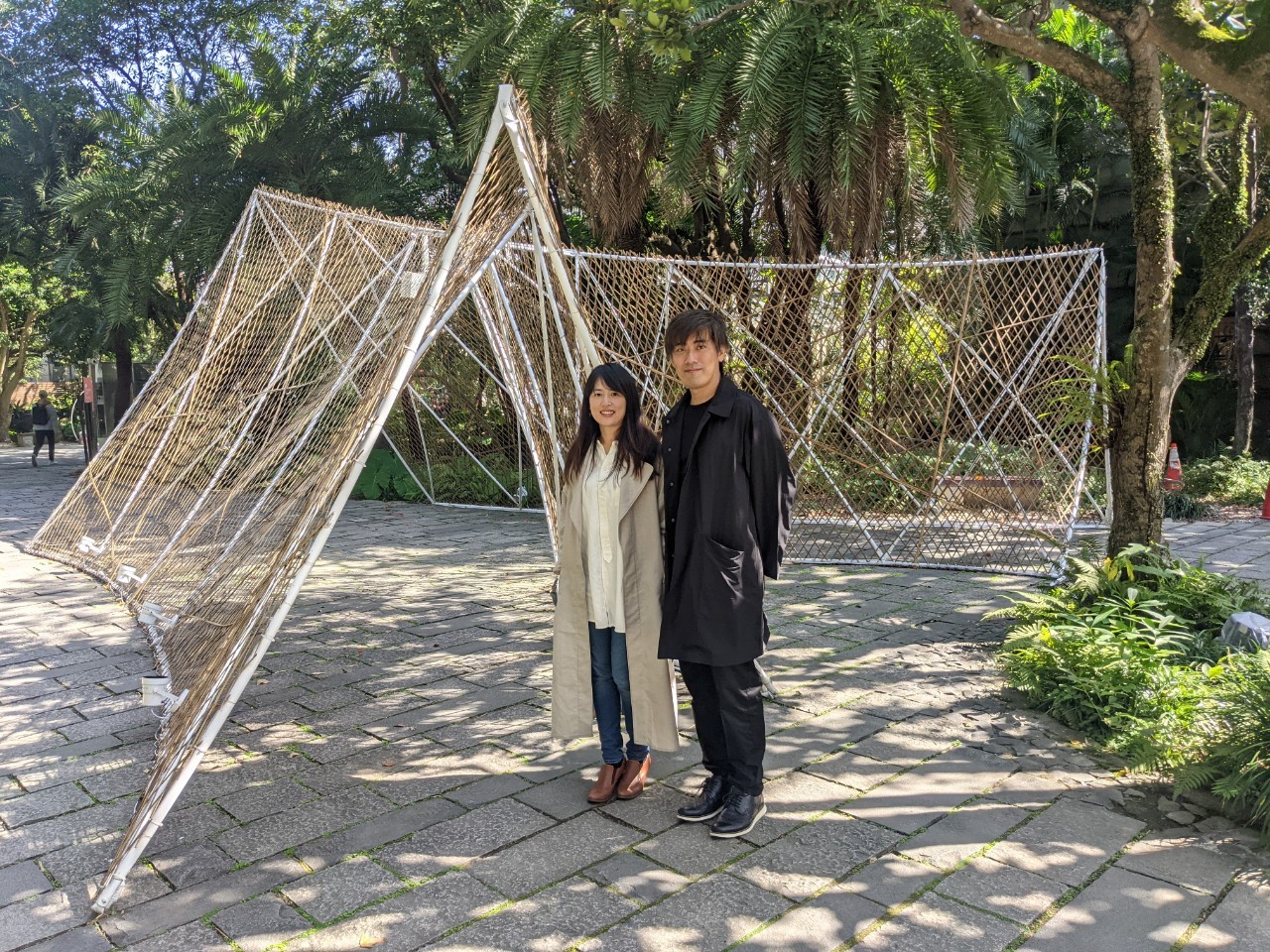 「2023台灣燈會在台北」作品之一「人人 Hito Bito」由詹明旎（左）與長友大輔（右）合作打造，兩人與作品合影。(陳念宜 攝)