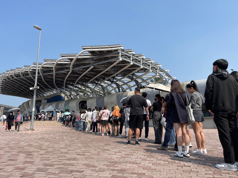 韓國人氣女團BLACKPINK於18、19日在高雄世運主場館舉辦演唱會，週邊商品18日上午開賣，吸引大批粉絲搶購，排隊人龍綿延約1公里。 (圖：中央社)