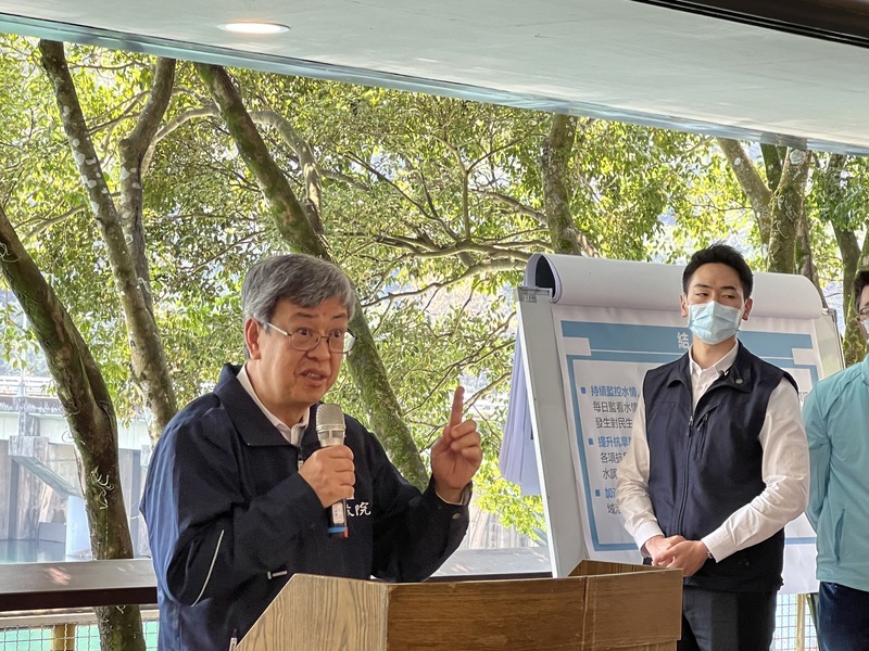 行政院長陳建仁(左)表示，政府動用第二預備金採購戰用醫療都有接受國會監督。圖為陳建仁視察中部大甲溪水情 。(圖：中央社)