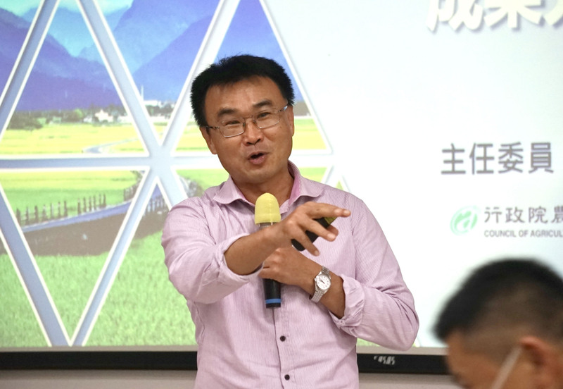 農委會主委陳吉仲18日到花蓮參加全國青農交流活動時受訪指出，農業移工開放上限將提高至1萬2千人。 (圖：中央社)
