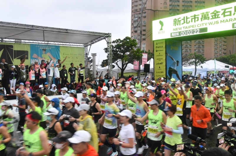 2023新北市萬金石馬拉松19日上午在萬里翡翠灣舉辦，共有1萬多名跑者參與，是全台首場經世界田徑總會認證的金標賽事。(新北市政府提供)(圖：中央社)