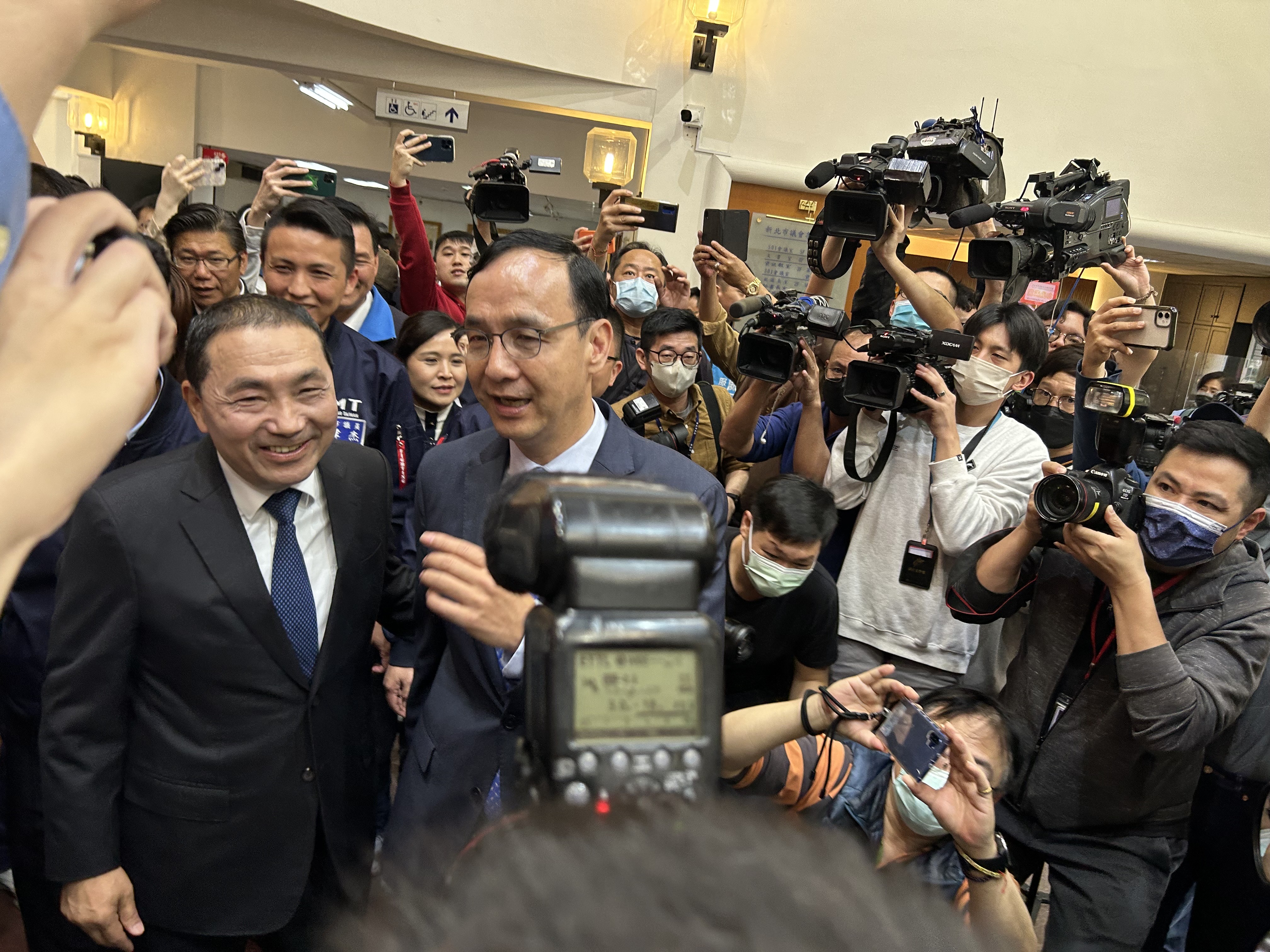 新北市議會國民黨團20日舉行幹部交接典禮，國民黨主席朱立倫和新北市長侯友宜同台。(趙婉淳攝)