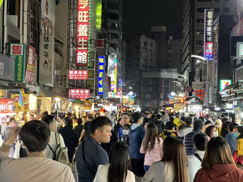 台灣夜市文化獨步全球，和香港主張玩樂的夜生活不同。圖為高雄六合夜市人潮。(中央社資料照片)