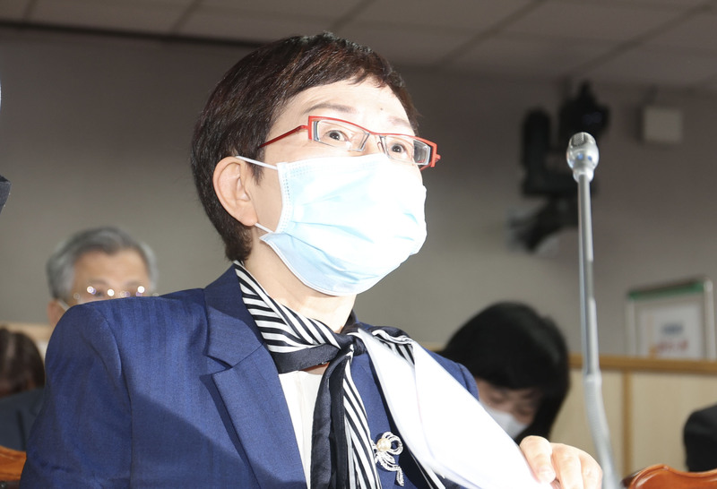 財政部長莊翠雲20日表示，民眾若發現詐騙情形，除可撥打165反詐騙諮詢專線檢舉，「我們也會24小時主動監控」，並加強宣導。(圖：中央社)