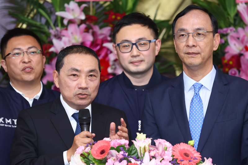新北市議會國民黨團20日舉行黨團幹部就職典禮，黨主席朱立倫(前右)、新北市長侯友宜(前左)應邀出席，侯友宜致詞時，感謝朱立倫到場給予團隊勉勵與祝福。(圖：中央社)