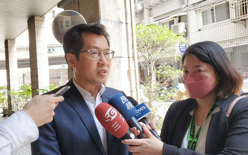 民進黨立委羅致政(左)20日表示，美國宣布軍援是提供台灣庫存即戰力，對縮短兩岸軍事失衡將有助益。(資料照/圖：中央社)