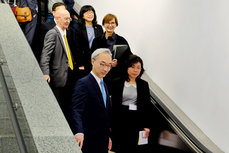 德國聯邦教育及研究部長史塔克－瓦特辛格(Bettina Stark－Watzinger)(2排右)率團訪台，一行人21日清晨6時43分搭機抵達桃園國際機場。 (圖：中央社)