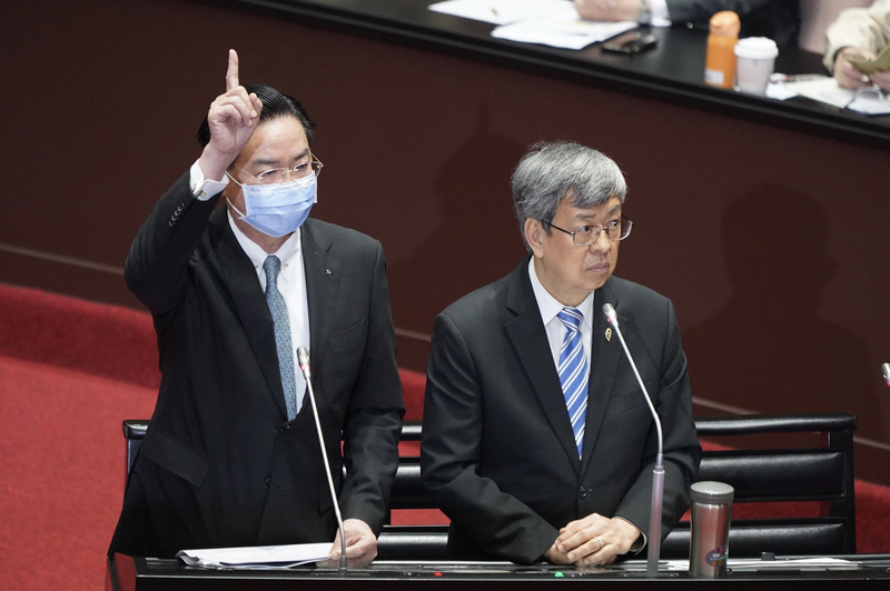 宏都拉斯日前宣布將與中國發展正式關係。外交部長吳釗燮（左）21日在立法院備詢時強調，如果有一個友邦跟台灣要錢的數目，是台灣不應該付的，而如果為了維持邦交，他去付這個錢，「我對不起天、我對不起地，我對不起這個國家、對不起人民」。中央社記者徐肇昌攝  112年3月21日 (圖：中央社)
