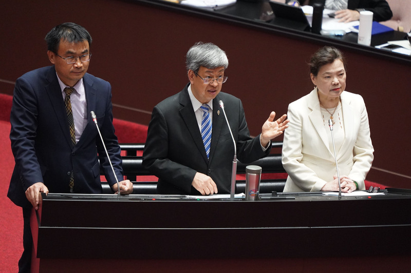 立法院21日舉行院會，行政院長陳建仁（中）與農委會主委陳吉仲（左）、經濟部長王美花（右）同台列席，針對國內缺蛋、停電等民生議題接受立委質詢。中央社記者徐肇昌攝  112年3月21日 (圖：中央社)