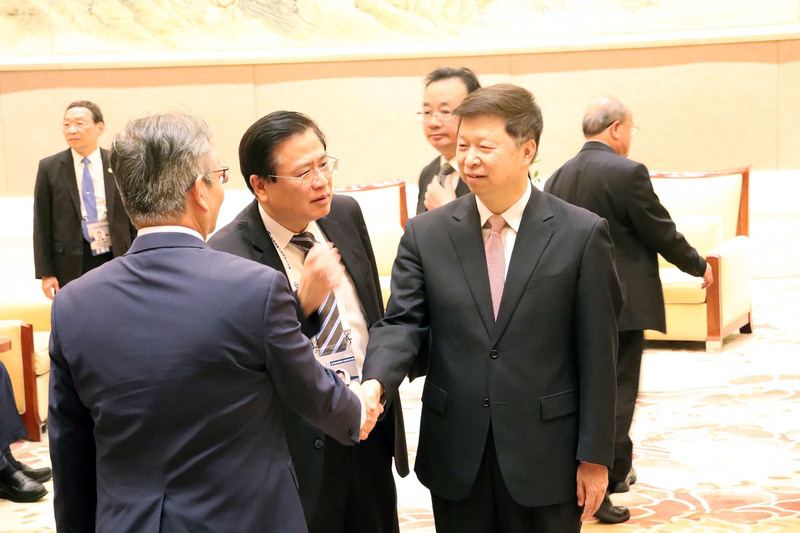 中國大陸國台辦主任宋濤（右）今天在釣魚台國賓館會見由商總理事長許舒博（中）率領的台灣商業團體。 (圖：中央社)
