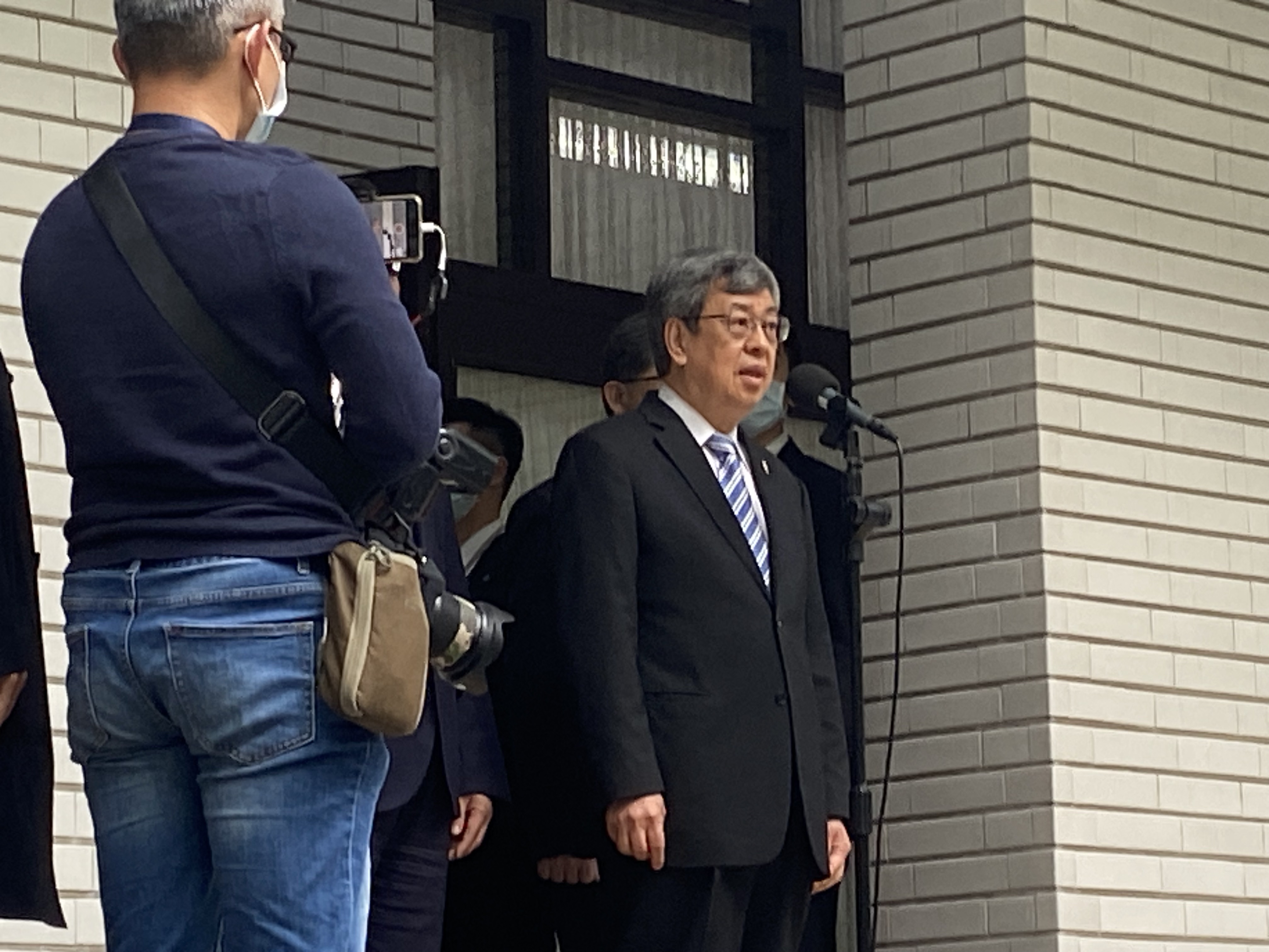 行政院長陳建仁21日立法院受訪強調，馬前總統是卸任元首，行為舉止動見觀瞻，期盼他的訪中行程能夠維護國家利益及國民感情。(林詠青 攝)