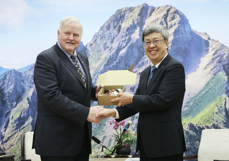 行政院長陳建仁（右）22日上午在行政院接見「台英國會小組」訪問團，並致贈禮物給主席史都華（Bob Stewart）（左）。 (圖：中央社)