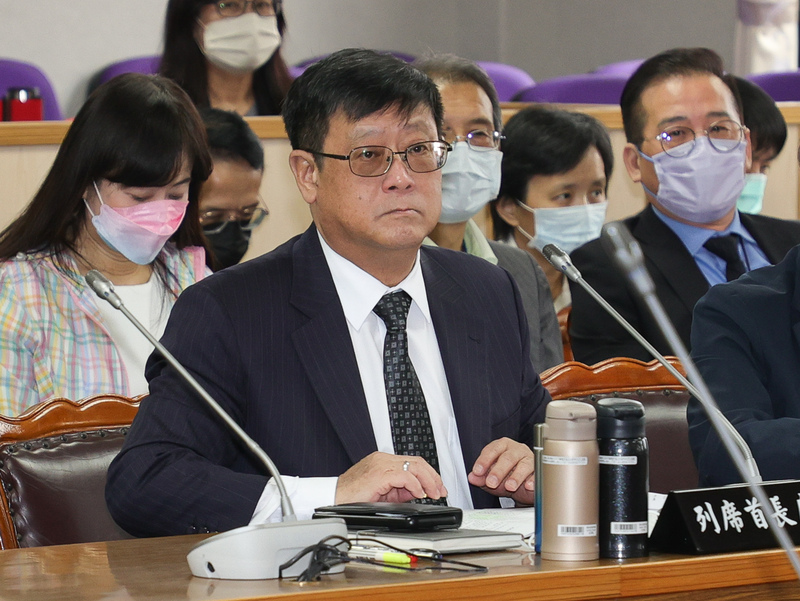 環保署長張子敬(前)24日於立院表示，針對碳排放問題，雖然法規有相關機制，但短期內不會實施碳排總量管制與核配。資料照片。 (圖：中央社)